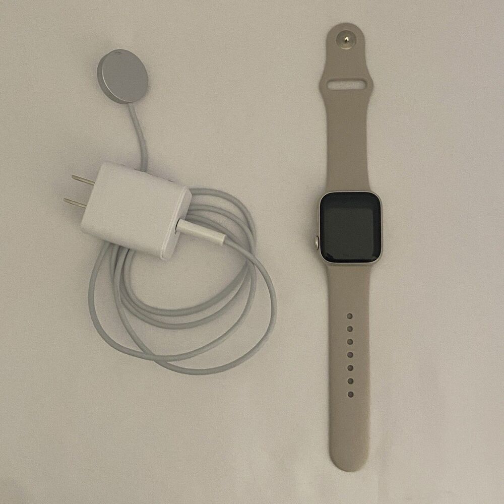 Apple Watch SE 2nd Gen GPS 40mm Starlight Sport Band Charger